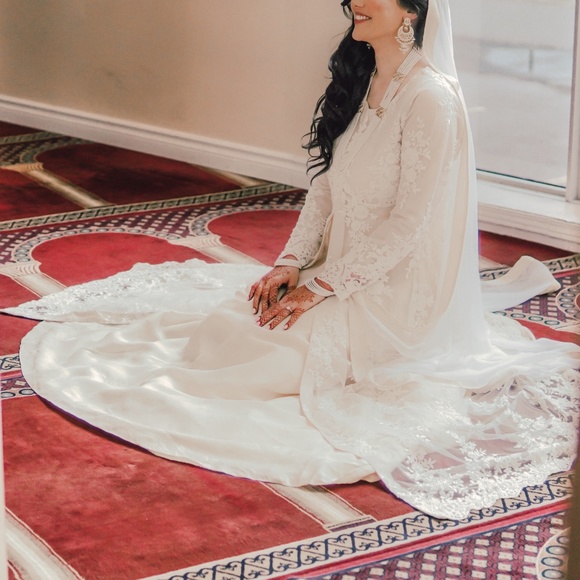 Romantic White & Ivory Satin and Lace Gown Bridal Wedding Dress Partywear - Picture 6 of 8